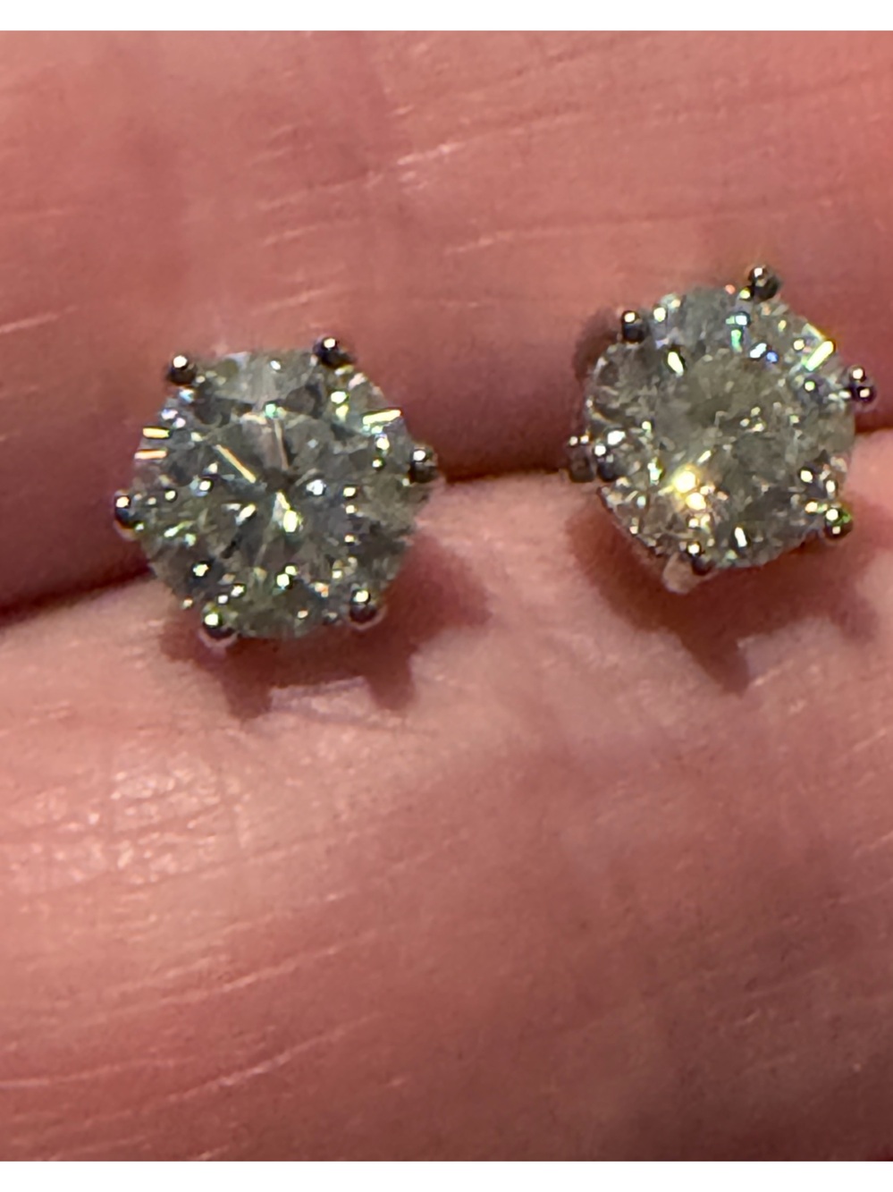 Round brilliant 925
Sterling 2 Carats VVS1
Clear Moissanite Stud
Earrings